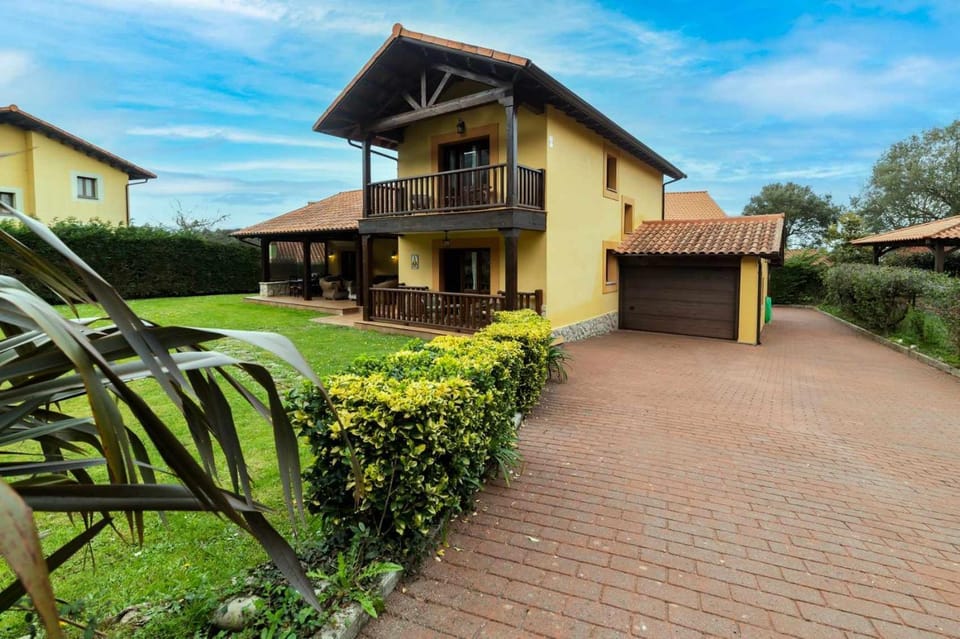 Property building, Facade/entrance, Garden, Garden view