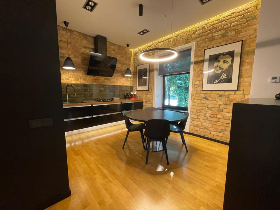 Kitchen or kitchenette, Dining area