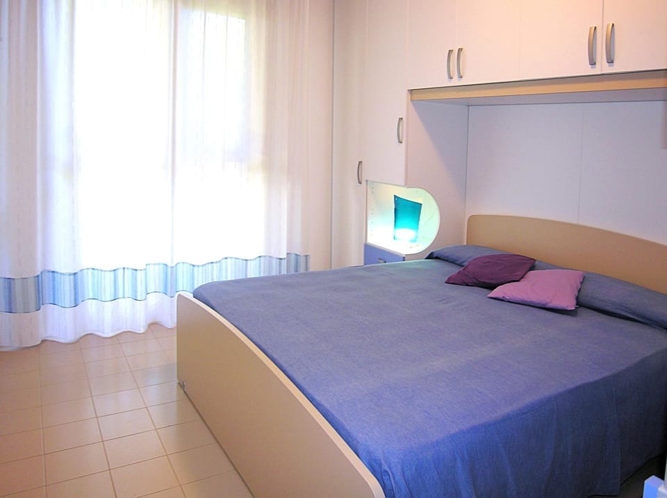 Bed, Day, Summer, Bedroom