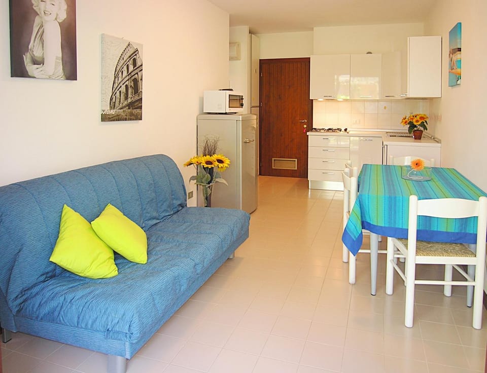 Day, Summer, Kitchen or kitchenette, Living room, Dining area