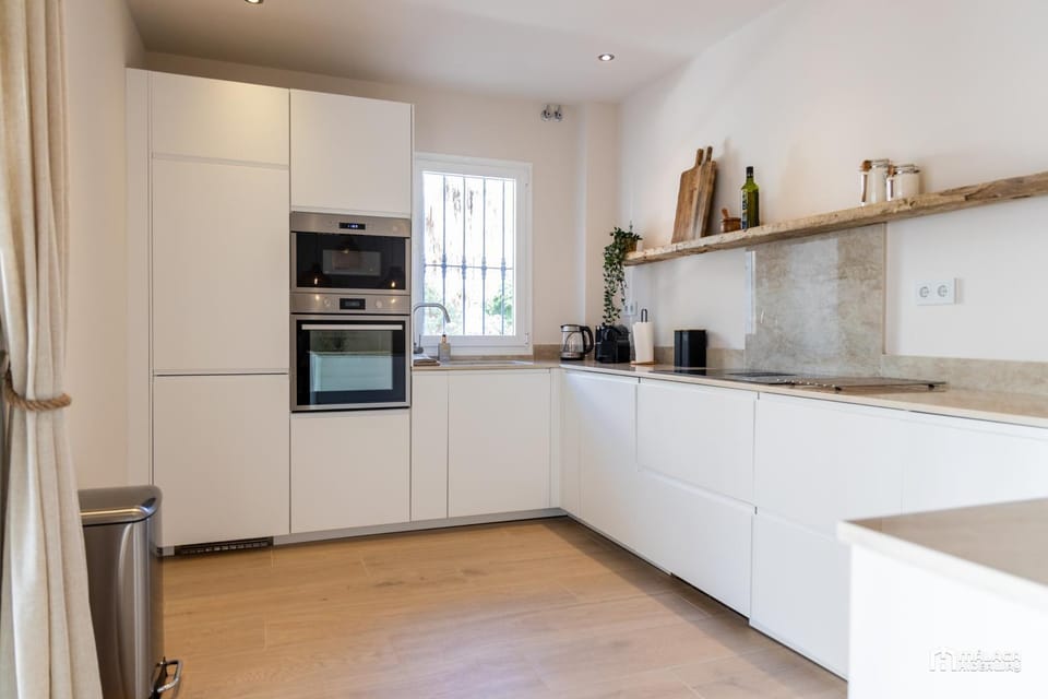 Coffee/tea facilities, Kitchen or kitchenette, dishwasher, oven, stove