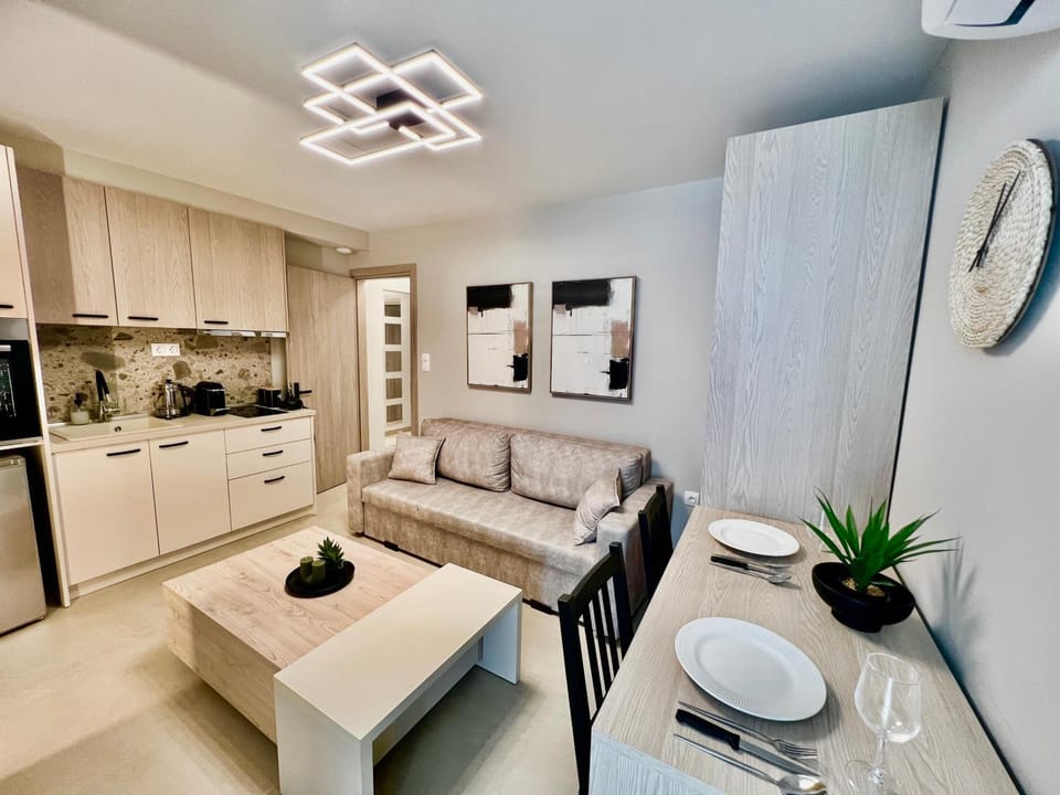 Coffee/tea facilities, Kitchen or kitchenette, Living room, Seating area, Dining area, oven, stove