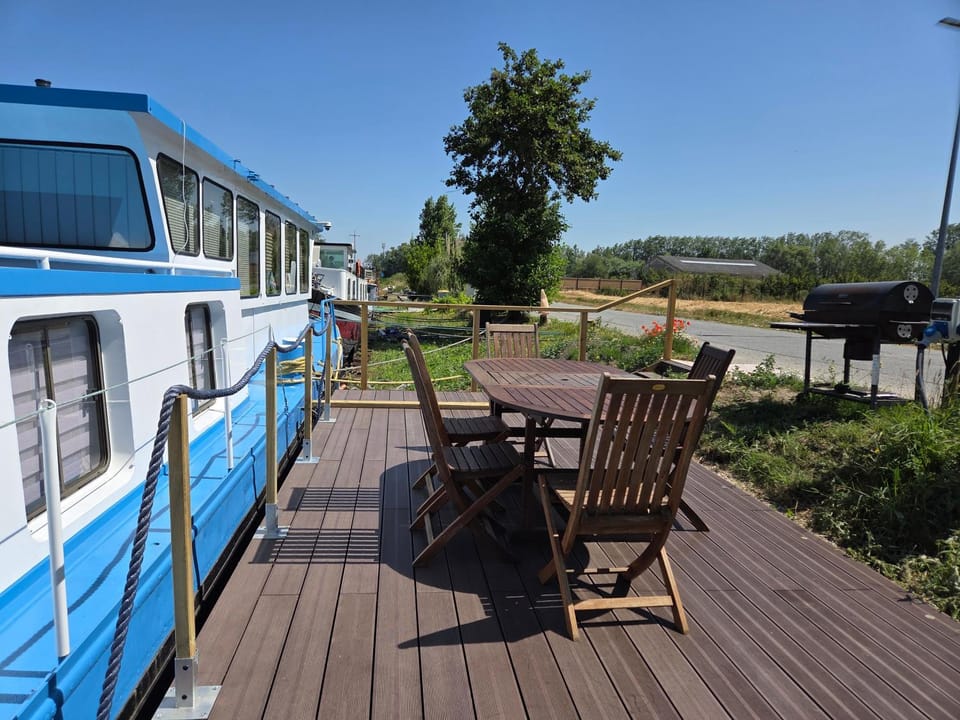 Séjour confortable sur péniche luxueuse Docked boat in Hauts-de-France