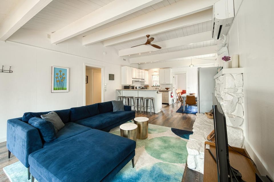 Bluejay Hideaway by Tahoe Getaways - Kings Beach 3 BR Pet Friendly w Enclosed Yard and Hot Tub House in Kings Beach