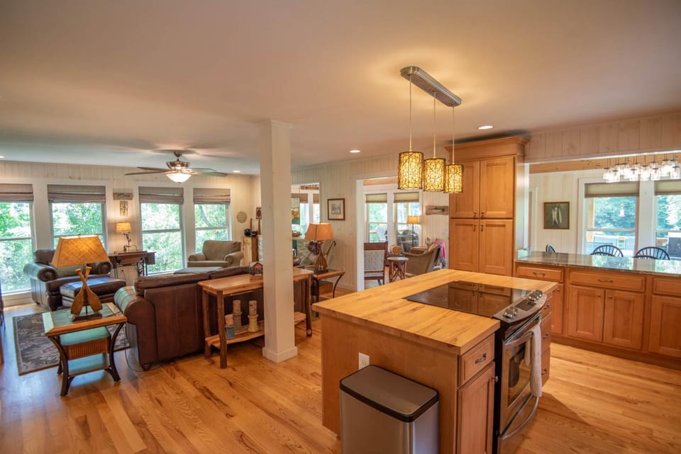 Retriever Beach - New River-frontage with Your Own Private Beach! Fire Pits - Games and More! House in North Carolina
