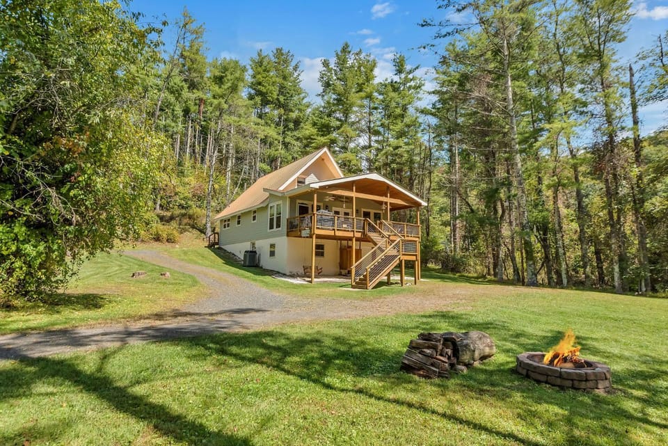 Retriever Beach - New River-frontage with Your Own Private Beach! Fire Pits - Games and More! House in North Carolina