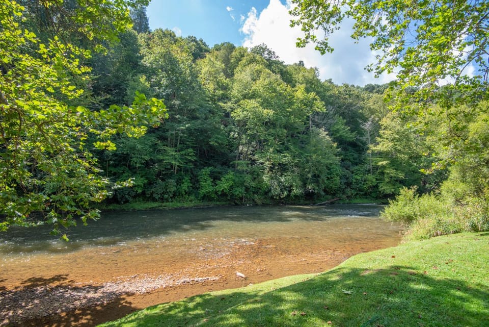 Retriever Beach - New River-frontage with Your Own Private Beach! Fire Pits - Games and More! House in North Carolina