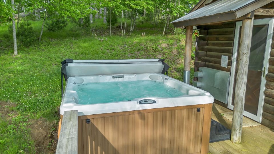 Mountain Top Cabin! Hot tub, Fireplace, Dog Friendly Cabin in Ashe County