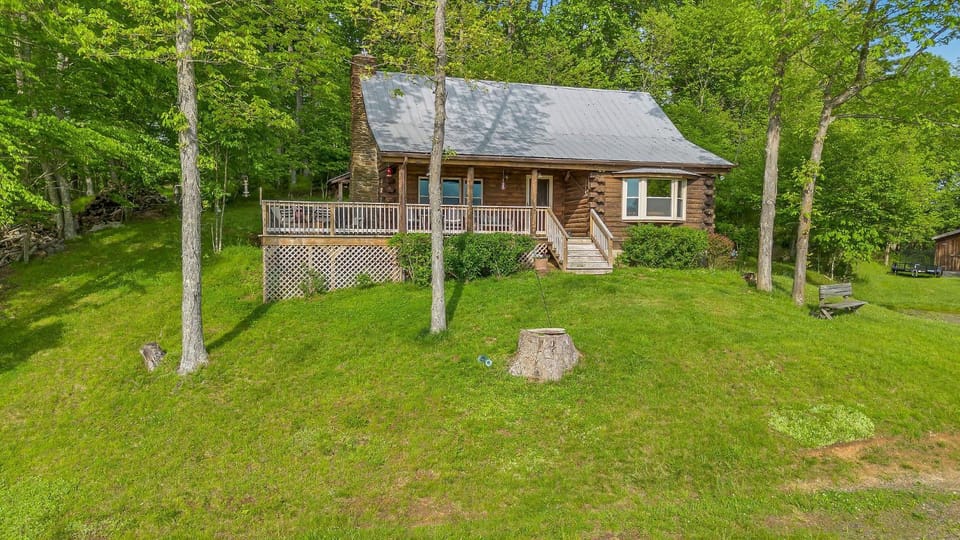 Mountain Top Cabin! Hot tub, Fireplace, Dog Friendly Cabin in Ashe County