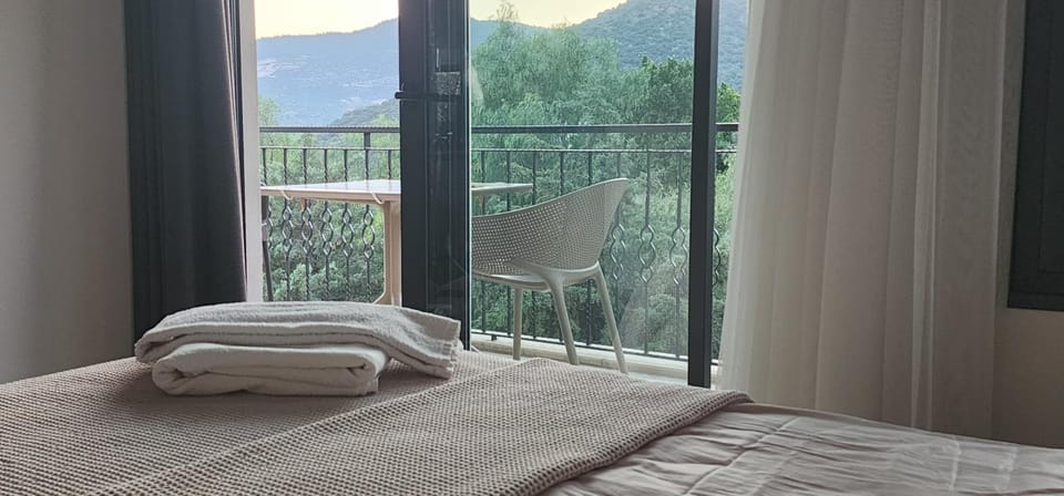 Bed, Natural landscape, View (from property/room), Balcony/Terrace, Seating area, Dining area, Bedroom, Mountain view, internet, towels