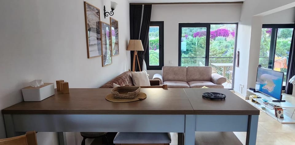 TV and multimedia, Coffee/tea facilities, View (from property/room), Balcony/Terrace, Food and drinks, Food, Garden view, internet