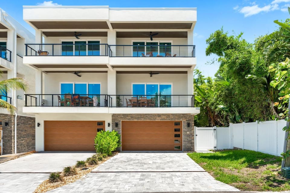 Property building, Day, Balcony/Terrace