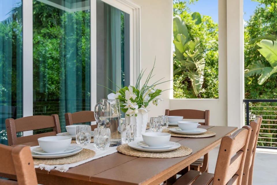 Day, Balcony/Terrace, Seating area, Dining area