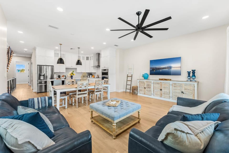 TV and multimedia, Kitchen or kitchenette, Living room, Seating area, Dining area