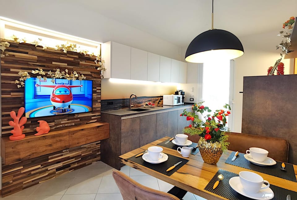 TV and multimedia, Coffee/tea facilities, Kitchen or kitchenette, Dining area, stove