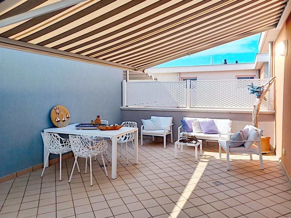 Day, Balcony/Terrace, Seating area, Dining area