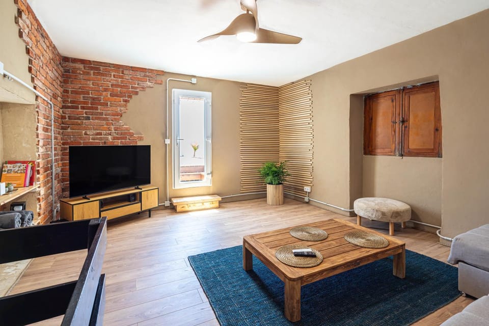 TV and multimedia, Living room, Seating area, Evening entertainment