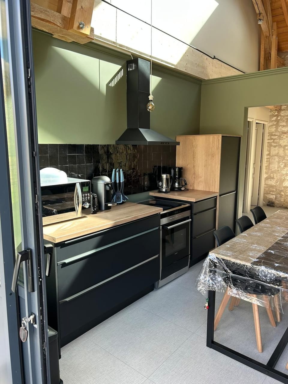 Coffee/tea facilities, Dining area, oven, stove