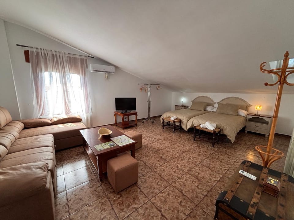 Bed, TV and multimedia, Bedroom