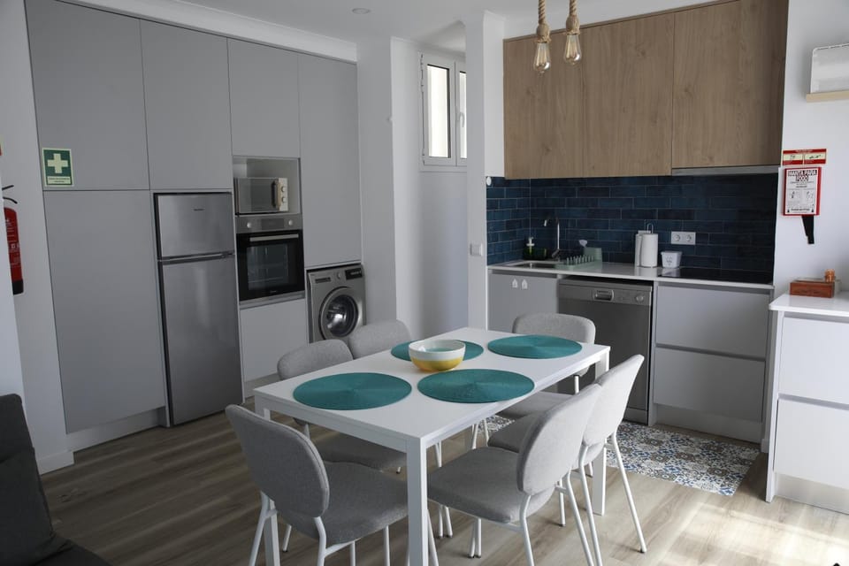 Kitchen or kitchenette, Dining area