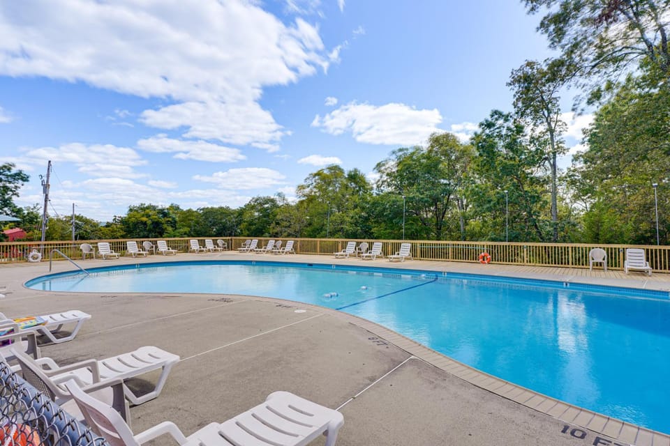 Poconos Family Home w/ Game Room + Community Perks House in Middle Smithfield