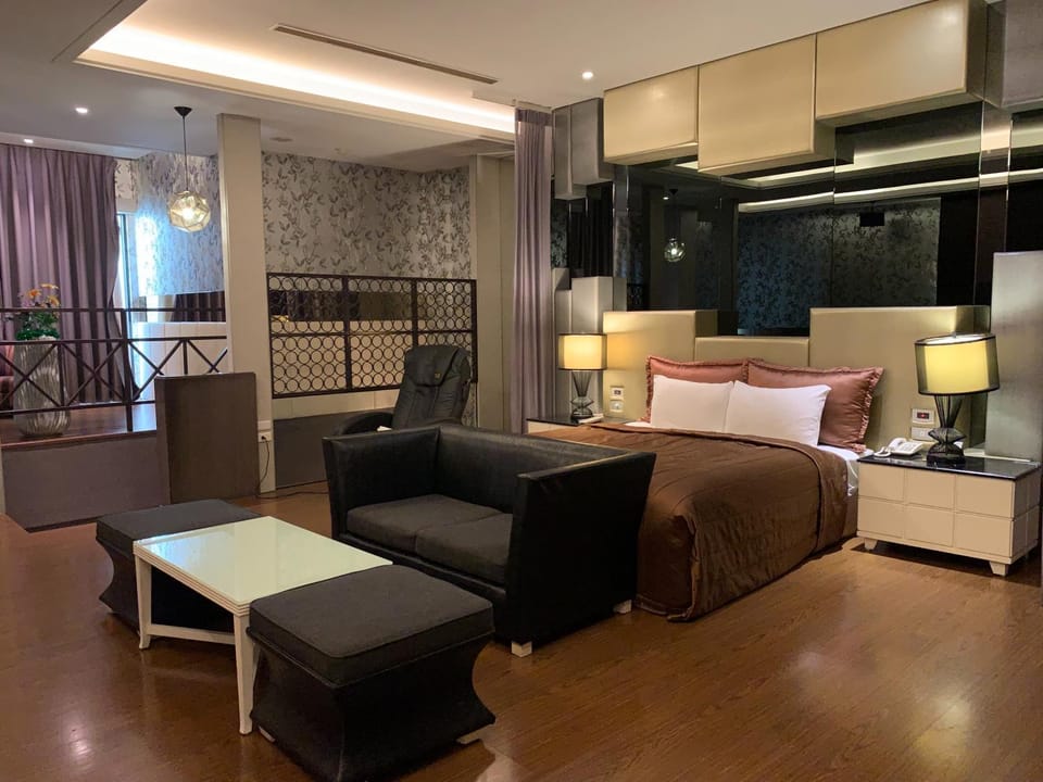 Bed, Living room, Photo of the whole room, Bedroom