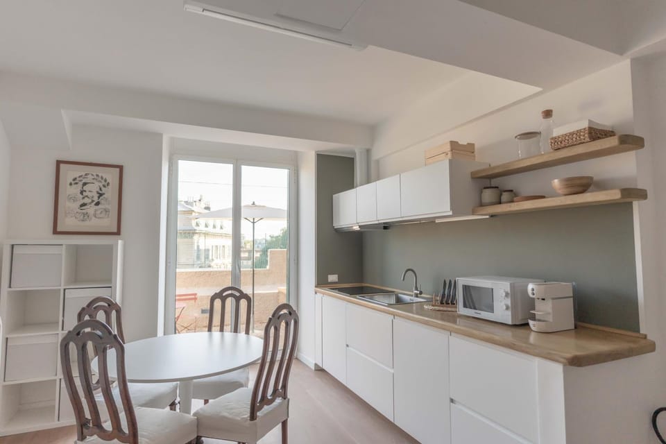 Kitchen or kitchenette, Dining area