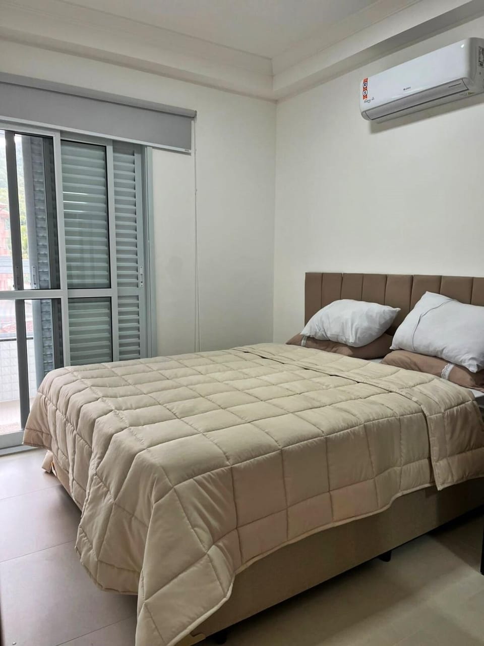 Bed, Bedroom, air conditioner