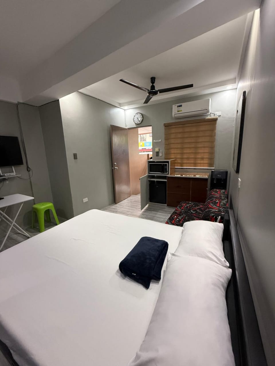 Studio Room Unit B near Circuit Makati Bed and Breakfast in Mandaluyong