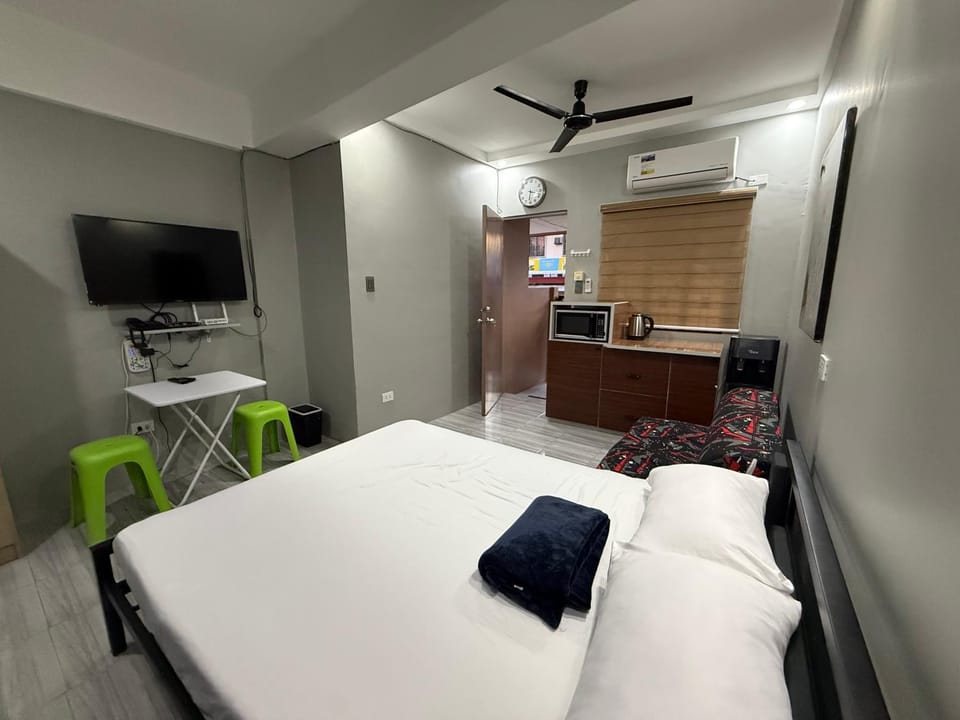 Studio Room Unit B near Circuit Makati Bed and Breakfast in Mandaluyong