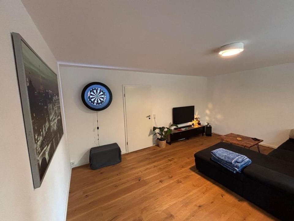 Communal lounge/ TV room, TV and multimedia, Living room, Seating area, Evening entertainment