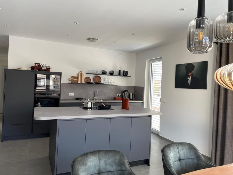 Coffee/tea facilities, Kitchen or kitchenette, stove