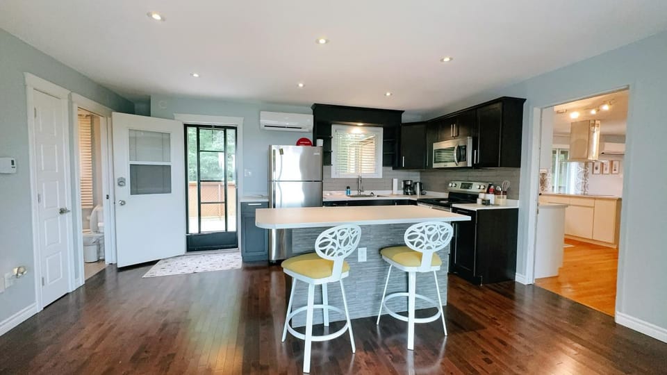 Kitchen or kitchenette, Dining area, dishwasher, oven