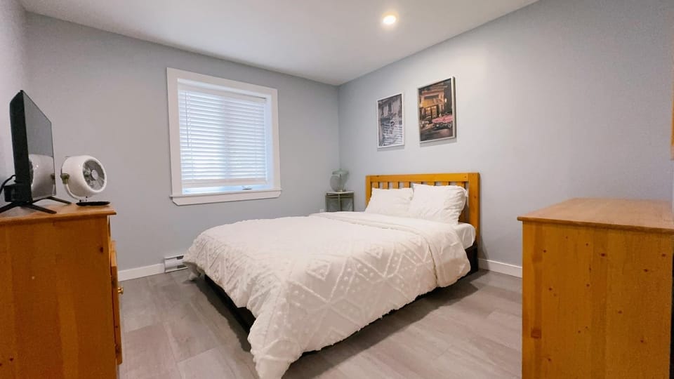 Bed, TV and multimedia, Bedroom