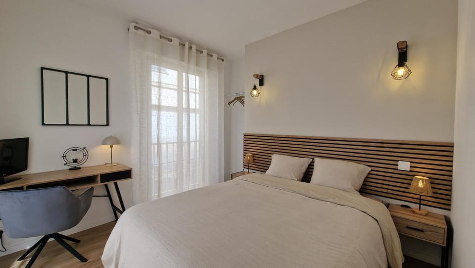 Photo of the whole room, Bedroom
