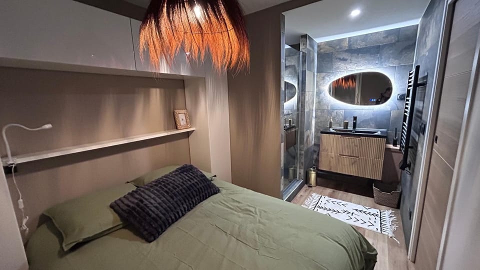 Bed, Photo of the whole room, Bedroom, wardrobe