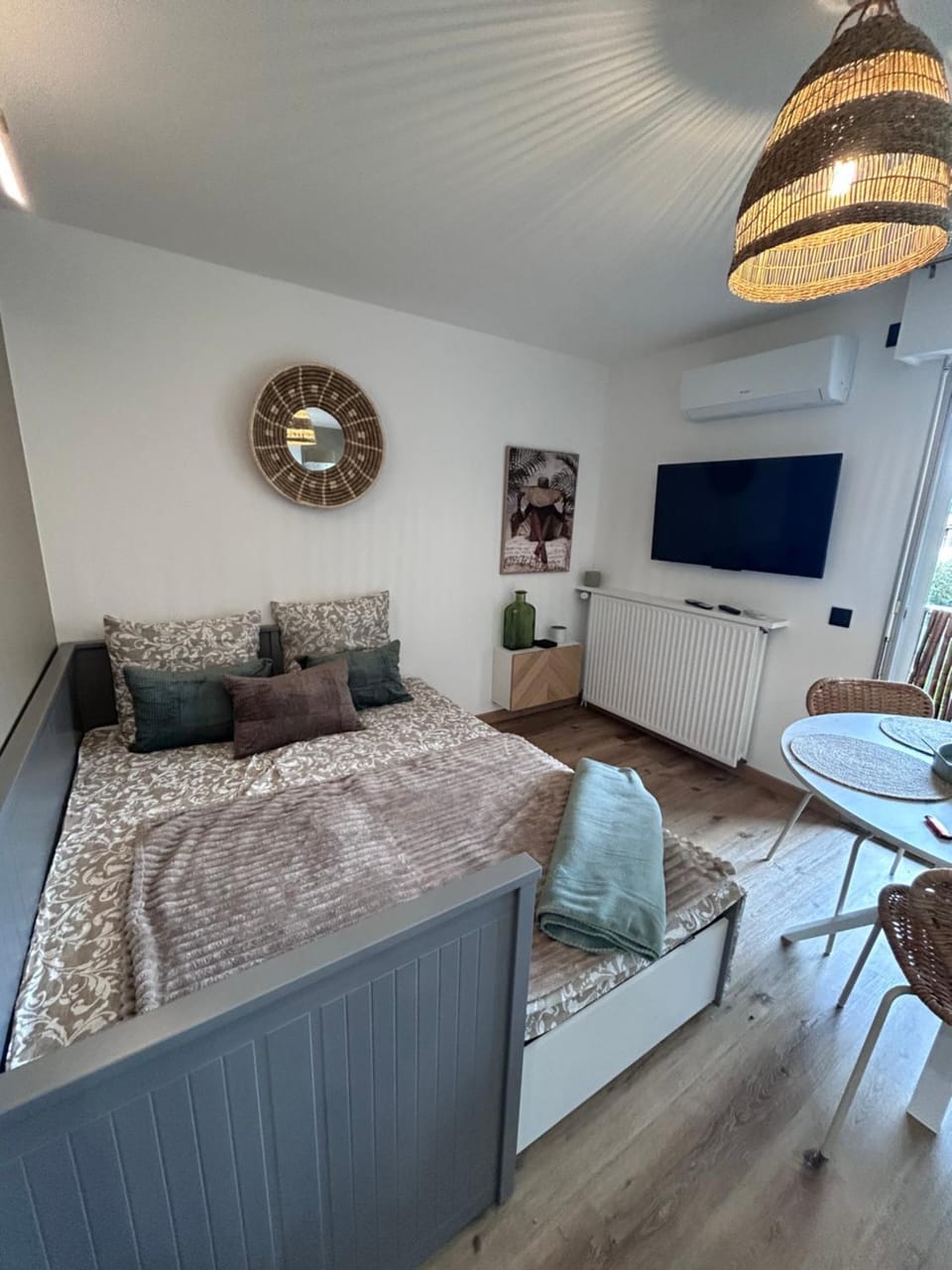 Bed, TV and multimedia, Living room