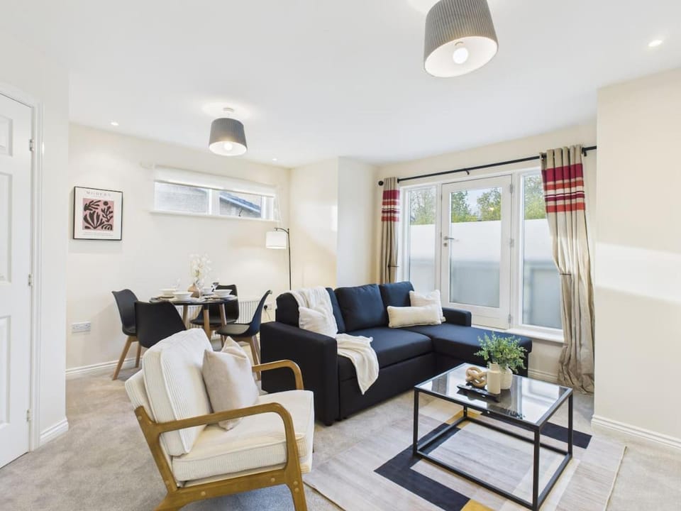 Corrine Court by Signature Stays - Stylish Apartment - Spacious - Parking House in Cheltenham
