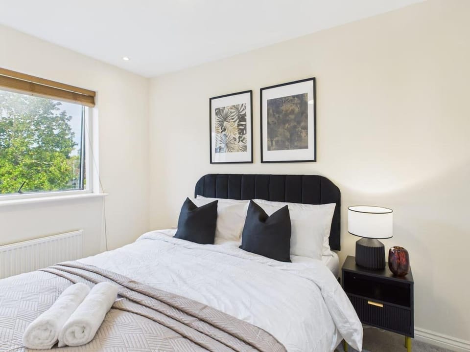 Corrine Court by Signature Stays - Stylish Apartment - Spacious - Parking House in Cheltenham