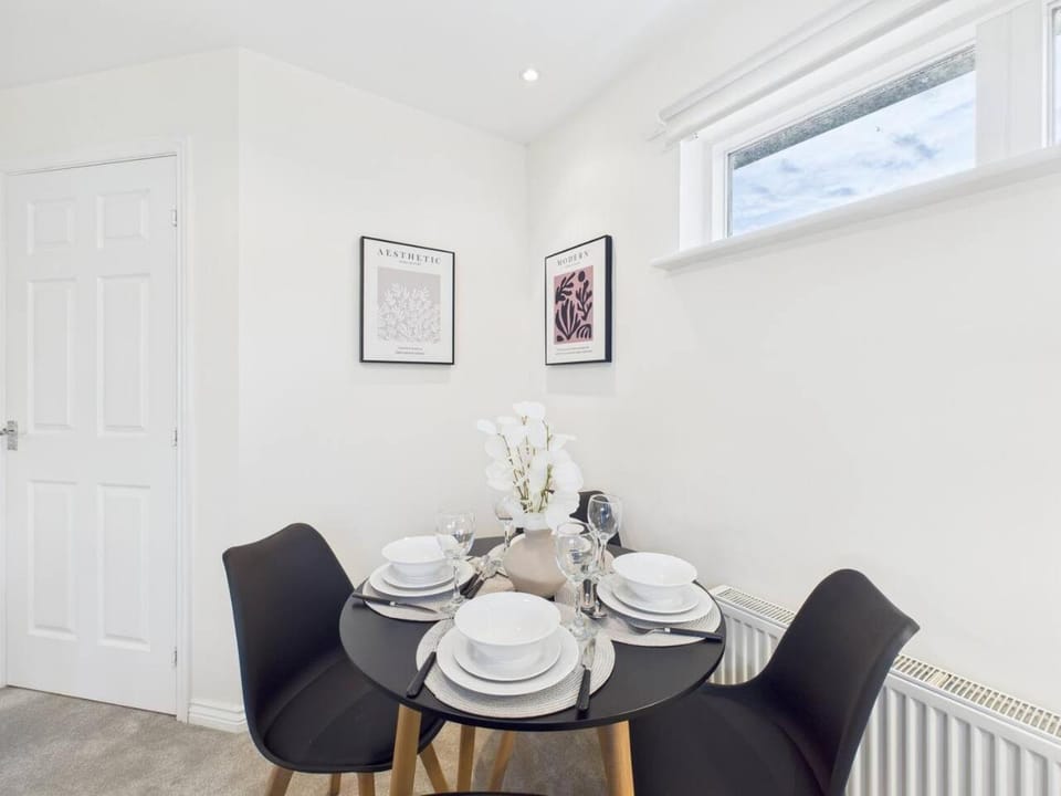 Corrine Court by Signature Stays - Stylish Apartment - Spacious - Parking House in Cheltenham