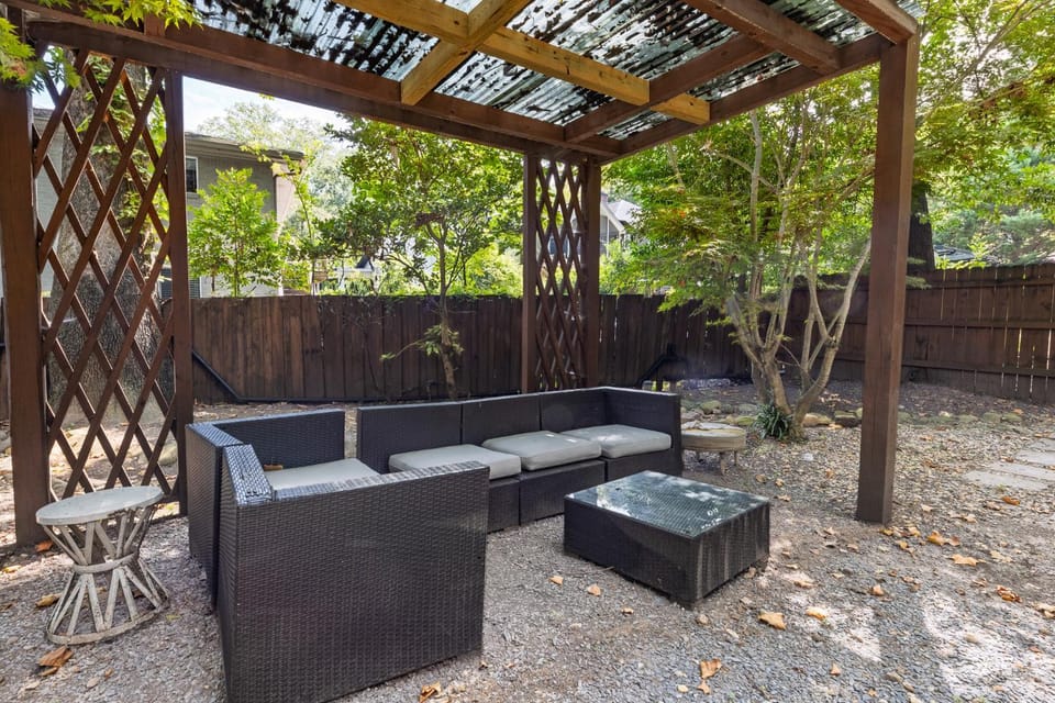 Cozy 2BR retreat w fireplace & workspace House in Atlanta