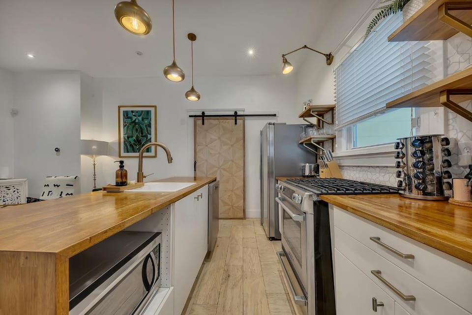 Cozy 2BR retreat w fireplace & workspace House in Atlanta