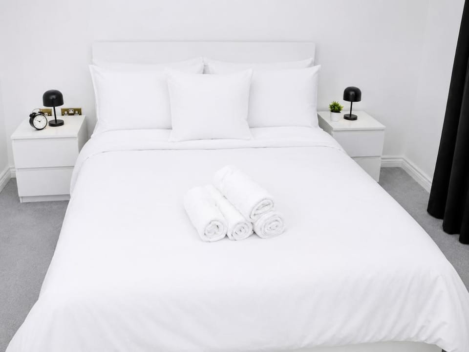 City Centre Contractors 2BR with Lift Parking Xscape MKTheatre wilan lake Campbell Park Apartment in Milton Keynes