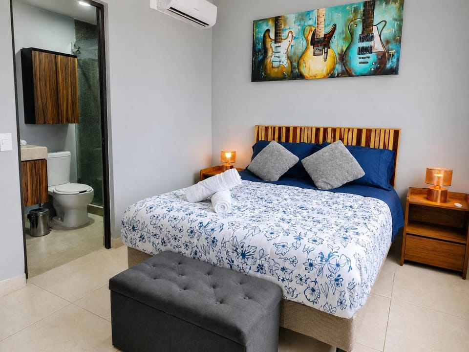 Toilet, Bed, Bathroom, Bedroom, towels