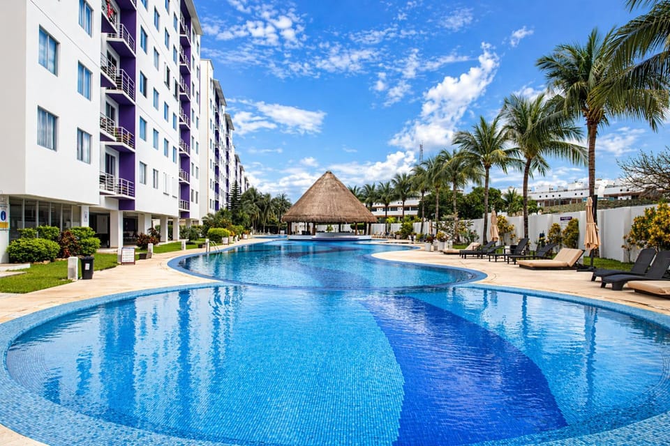 Property building, Day, Pool view, Swimming pool, sunbed