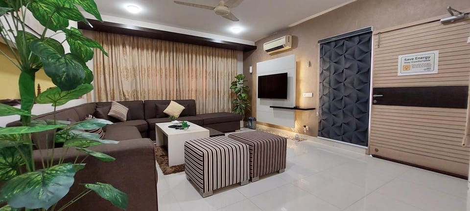 Communal lounge/ TV room, TV and multimedia, Living room, Seating area, air conditioner