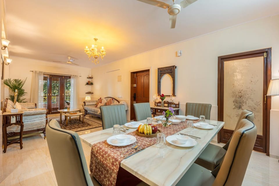 Food and drinks, Seating area, Dining area