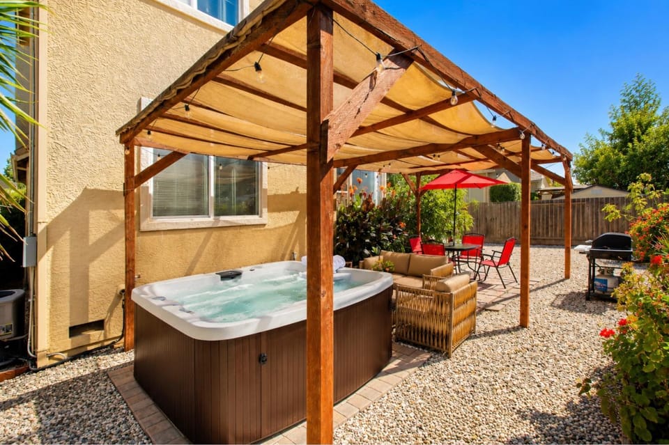 Patio, Day, Natural landscape, Garden, Hot Tub, Garden view, sunbed
