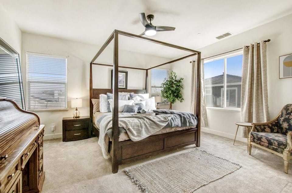 Bed, Photo of the whole room, Bedroom