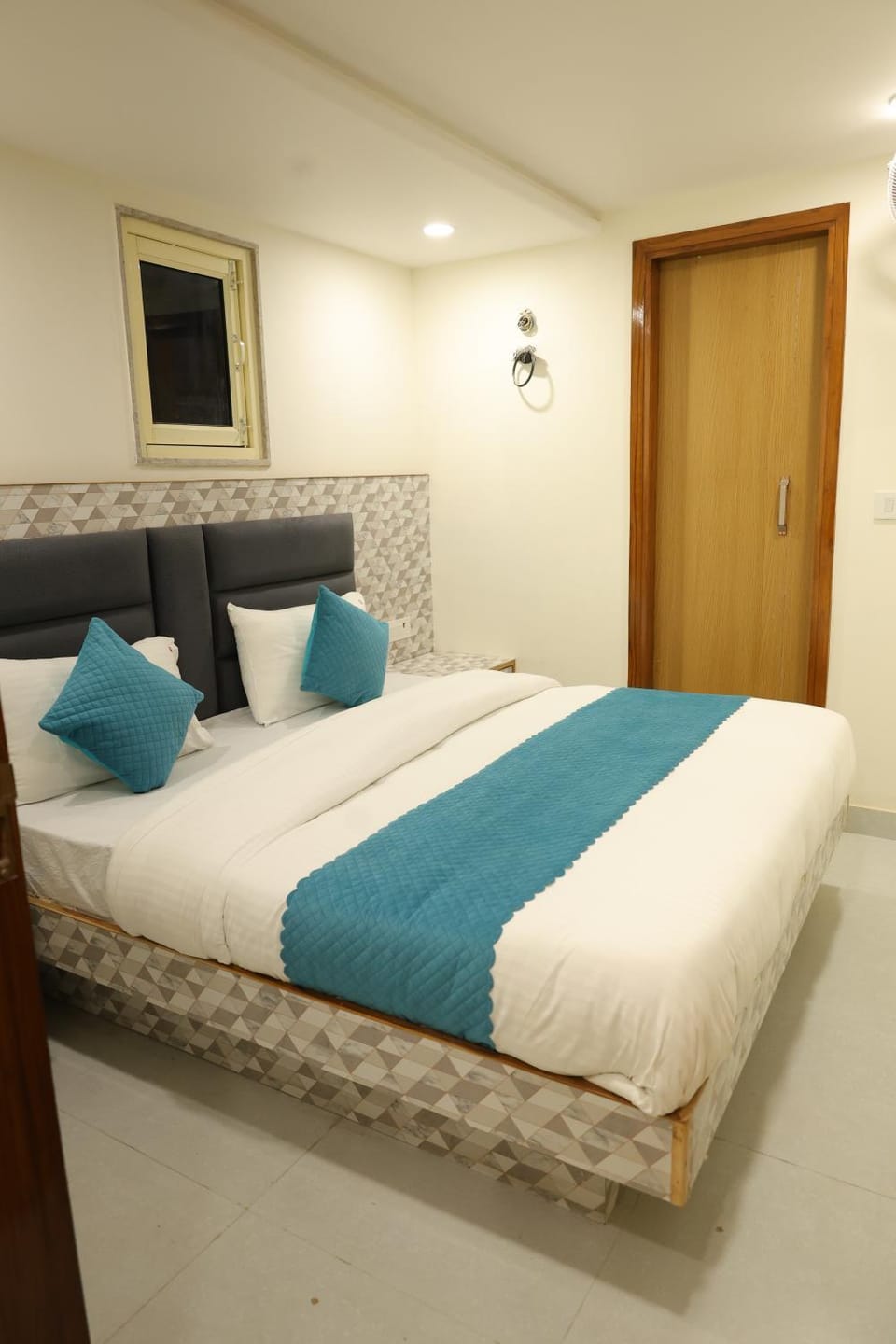 Property building, Restaurant/places to eat, Bed, Photo of the whole room, Bedroom, Breakfast, towels